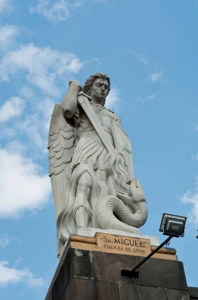 Cidade México México Novembro 2016 Estátua Arcanjo Miguel Fica Topo — Fotografia de Stock