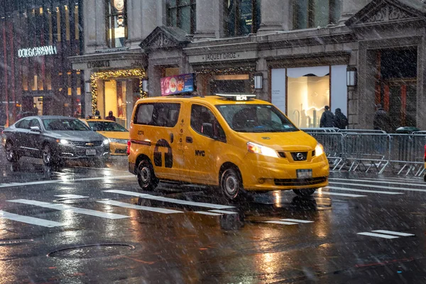 New York Usa December 2019 Yellow Cabs Manhattan Rainy Day — Stock Photo, Image