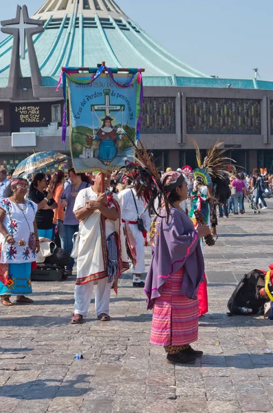 メキシコ市 メキシコ 2016年12月12日 グアダルーペの聖母教会の広場でミサの儀式でグアダルーペの聖母の日のお祝い — ストック写真