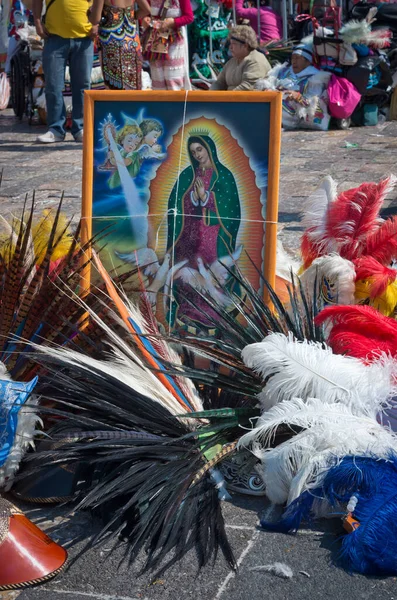 墨西哥墨西哥城 2016年12月12日 朝圣者在瓜达卢佩圣母大教堂举行了庆祝瓜达卢佩圣母节的弥撒仪式 — 图库照片