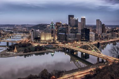Pittsburgh 'un gece manzarası. Pittsburgh, Pennsylvania, ABD