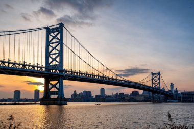 Philadelphia 'da Ben Franklin Köprüsü, günbatımı, Pennsylvania, ABD