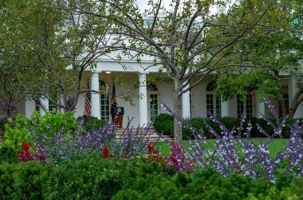 美国华盛顿特区 2018年10月20日 在华盛顿特区白宫花园巡演期间 白宫玫瑰花园的总统讲台 — 图库照片