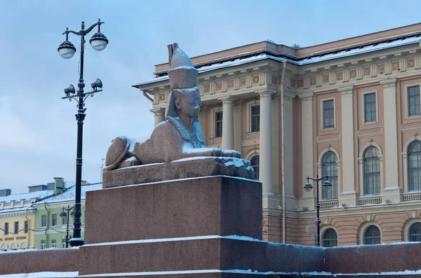 俄罗斯圣彼得堡涅瓦河码头上真实的古埃及狮身人面像 — 图库照片