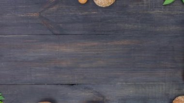 Hareket etmeyi kes, ahşap arka planda taze fesleğen yapraklı mozzarella peyniri ve domatesli caprese salatasının sindirimli görüntüsü. İtalyan yemeği..