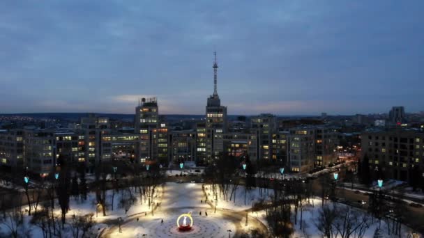 Luchtfoto Avond Uitzicht Derzhprom Met Panorama Van Stad Kharkiv Oekraïne — Stockvideo