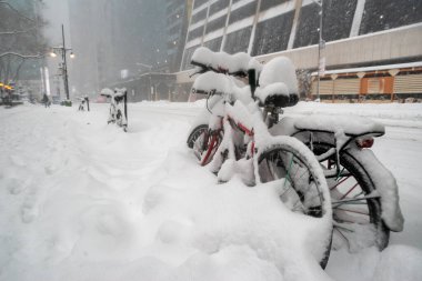 New York, New York ABD - 1 Şubat 2021: Doğu Yakası, New York City 'de kar fırtınası. Paskalya Fırtınası sırasında Manhattan 'da kar motosikletleri kaplıydı