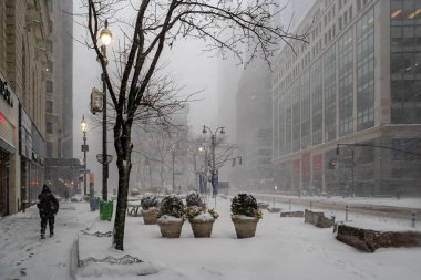 New York, New York ABD - 1 Şubat 2021: Doğu Yakası, New York City 'de kar fırtınası. Paskalya Fırtınası sırasında Manhattan