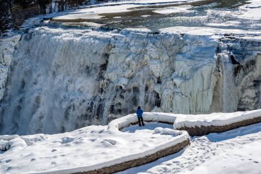 Letchworth Eyalet Parkı manzaralı Şelale 'nin önündeki yürüyüşçü. ABD