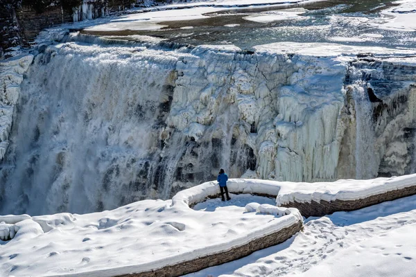 Caminhante Frente Cachoeiras Letchworth State Park Vista Durante Inverno Estados Fotos De Bancos De Imagens