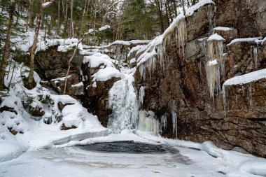 Kış boyunca Franconia Notch State Park 'taki Kinsman Falls' da. New Hampshire dağları. ABD
