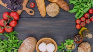 Ahşap zemin üzerinde domatesli ve mozzarella peynirli caprese salatası pişirmeyi bırak. İtalyan yemeği..