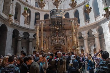 Kudüs, İsrail - 23 Nisan 2019:: Dünyanın en büyük Hristiyan tapınağı olan Kutsal Mezar Kilisesi 'nin İçi