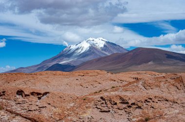 Taş tarlası ve Ollague volkanı Bolivya manzarası. Şili sınırı.