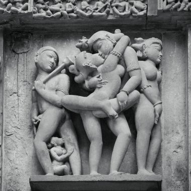 Hindistan, Khajuraho 'daki Hindu tapınağında erotik kabartmalar oyulmuş. Unesco Dünya Mirası Sitesi 