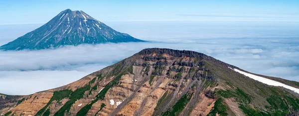 俄罗斯千岛市帕拉穆什尔岛的山区景观 福斯峰是位于帕拉穆什尔岛南端的一个活跃的层状火山 — 图库照片