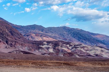 Ölüm Vadisi 'ndeki dağ manzarası. Renkli Sanatçılar Palet Yolu, Kaliforniya ABD.