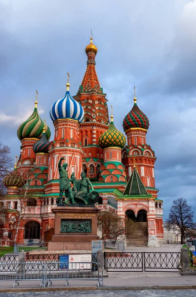 聖バジル大聖堂 ヴァシーリー大聖堂 またはロシア モスクワの赤の広場にある堀の上の最も神聖なテオトコスの交差点の大聖堂 — ストック写真