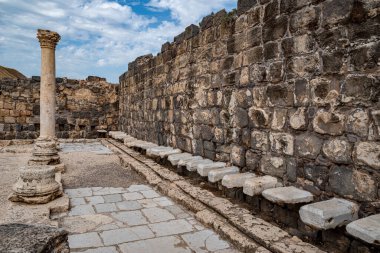 Eski bir Beit She 'an şehrinin umumi tuvaleti. İsrail 'deki Beit He' an Ulusal Parkı