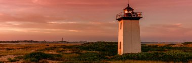 ABD 'nin Massachusetts eyaletindeki Provincetown' da günbatımında Wood End deniz feneri. Panoramik görünüm