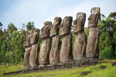 Rapa Nui 'deki Ahu Akivi (ya da Paskalya Adası) Şili' nin Valparaso Bölgesi 'ndeki. Sitenin yedi moai 'si var, hepsi aynı şekil ve boyutta, ayrıca göksel gözlemevi olarak da bilinir.