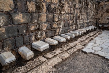 Eski bir Beit She 'an şehrinin umumi tuvaleti. İsrail 'deki Beit He' an Ulusal Parkı