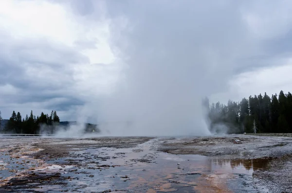 Wybuch Gejzera Daisy Kotlinie Górnego Gejzera Parku Narodowym Yellowstone Usa — Zdjęcie stockowe