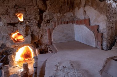 İsrail 'deki Masada antik tahkimatındaki büyük hamam. İsrail 'in Ölü Deniz Bölgesindeki Masada Milli Parkı.