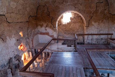 İsrail 'deki Masada antik tahkimatındaki büyük hamam. İsrail 'in Ölü Deniz Bölgesindeki Masada Milli Parkı.