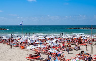 Tel Aviv, İsrail - 3 Mayıs 2019. İnsanlar Tel Aviv 'de kumsalda güneşleniyor.
