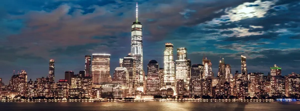 Нью Йорк Вночі Повний Місяць Над Манхеттен Скайлайном Сша Панорамний — стокове фото