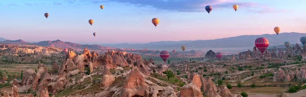 Bunte Heißluftballons Fliegen Über Die Berglandschaft Kappadokien Goreme Nationalpark Türkei — Stockfoto