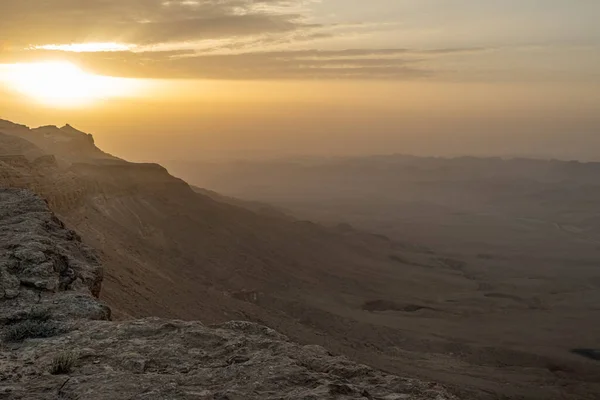 拉蒙陨石坑 Makhtesh Ramon 是以色列南部内盖夫沙漠一个巨大侵蚀圈的地质地貌 — 图库照片