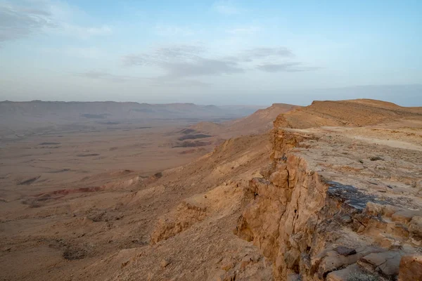 拉蒙陨石坑 Makhtesh Ramon 是以色列南部内盖夫沙漠一个巨大侵蚀圈的地质地貌 — 图库照片