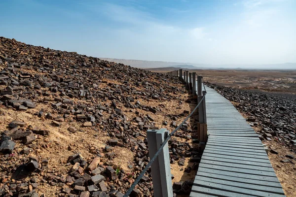 拉蒙陨石坑 Makhtesh Ramon 是以色列南部内盖夫沙漠一个巨大侵蚀圈的地质地貌 — 图库照片