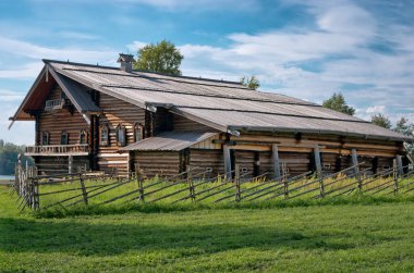 Kizhi adasındaki geleneksel Rus evi. Karelia, Rusya