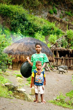 Papua Eyaleti, Endonezya - Ocak 2011: Endonezya 'nın Yeni Gine Adası' ndaki Wamena sokaklarında kimliği belirsiz çocuklar .