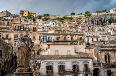 Eski şehir Modica 'nın manzarası ve kilise heykelleri veya San Pietro Kubbesi (Aziz Peter), Sicilya, İtalya