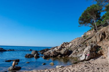 Palamos, Costa Brava, Girona 'daki Cala Estreta plajı manzarası, Katalonya, İspanya.