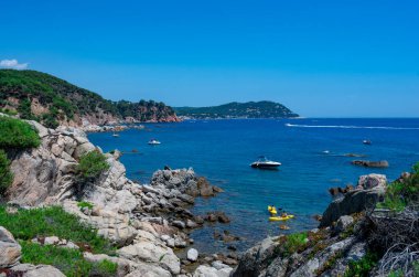 Palamos, Costa Brava, Girona 'daki Cala Estreta plajı manzarası, Katalonya, İspanya.