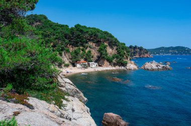 Palamos, Costa Brava, Girona 'daki Cala Estreta plajı manzarası, Katalonya, İspanya.