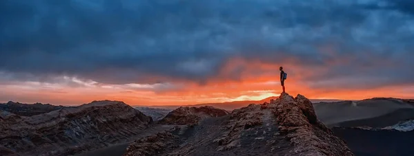 Turista Assistindo Pôr Sol Valle Luna Deserto Atacama Chile — Fotografia de Stock