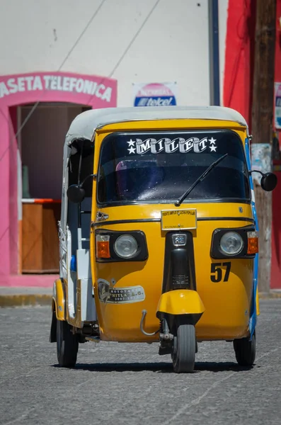 Mitla Meksyk Listopada 2016 Taxi Tuk Tuk Ulicy Mitla Meksyk — Zdjęcie stockowe