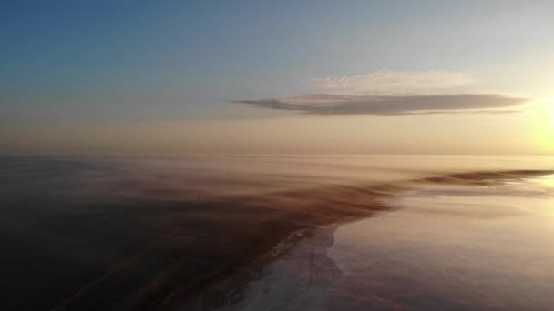 Vista aérea de turbinas eólicas en el lago Lemuriano de sal rosa, Ucrania. — Vídeo de stock