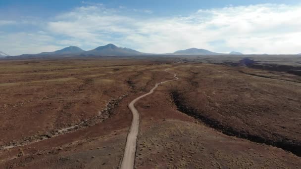 Vista aérea do carro em uma estrada do deserto, deserto de Atacama, Chile. 4K. — Vídeo de Stock