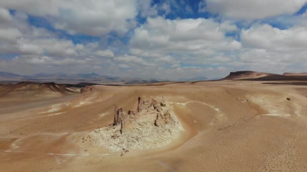 Vista aérea da formação de pedra em Salar De Tara, Deserto do Atacama, Chile. — Vídeo de Stock