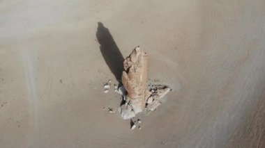 Pacana Keşişleri, Monjes De La Pacana, Salar De Tara 'da taş oluşumu, Atacama Çölü, Şili. 4K.