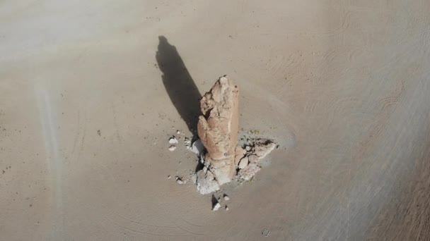 Veduta aerea dei monaci Pacana, Monjes De La Pacana, Formazione di pietre a Salar De Tara, deserto di Atacama, Cile. 4K. — Video Stock
