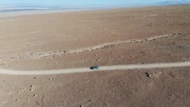 Atakama Çölü, Şili 'deki bir çöl yolundaki hava manzarası. 4K.