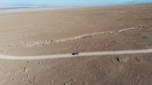 Atakama Çölü, Şili 'deki bir çöl yolundaki hava manzarası. 4K. — Stok video